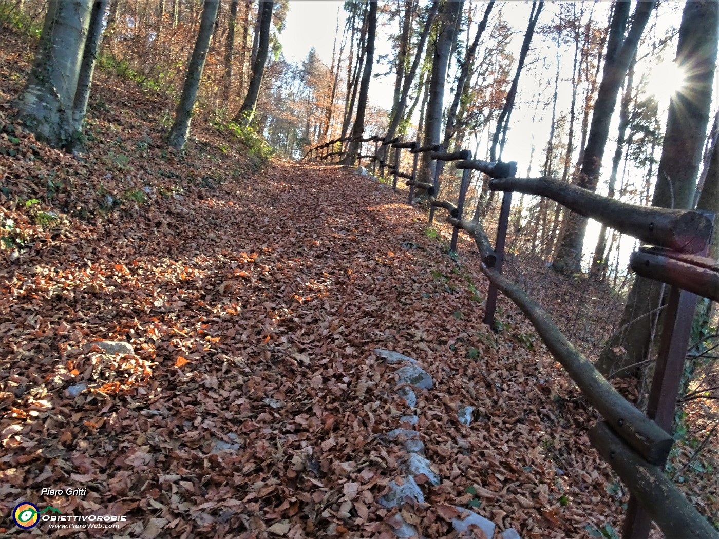 84 Sul Sentiero del 'Giro del Monte Castello' colorato d'autunno rientro alla Chiesa di Miragolo San Marco.JPG